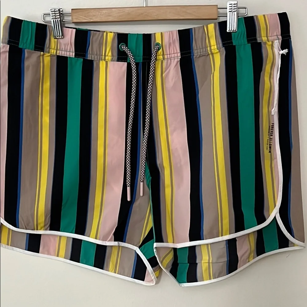 NWT Forever 21 Men’s 2XL Swim Trunks Jade, Tan Yellow Colorblock, Scalloped Hem
